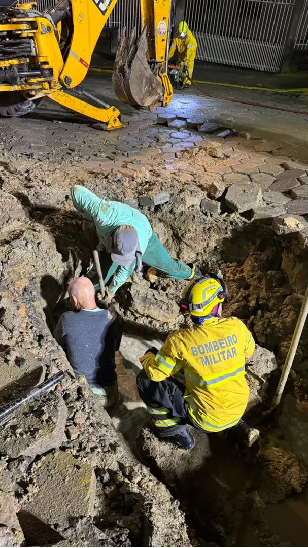 Homem é resgatado após ficar soterrado em vala durante obra da rede de água em Mafra